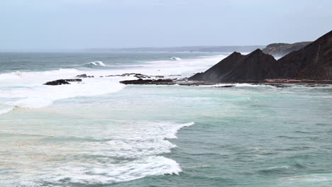 Rompiendo-Olas-En-Las-Rocas-En-La-Costa-Atlántica-Norte-De-Portugal-En-Cámara-Lenta