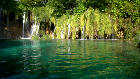 Waterfall-in-Plitvice-Lakes,-Croatia.