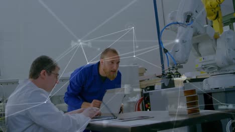 animation eines netzwerks von verbindungen über kaukasische männer, die computerhardware reparieren