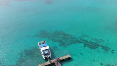 Mallorca:-Luftaufnahme-Des-Ferienortes-Son-Servera-Auf-Der-Insel-Mallorca,-Spanien,-Europa-|-Absenken-Und-Einstellen-Der-Drohne