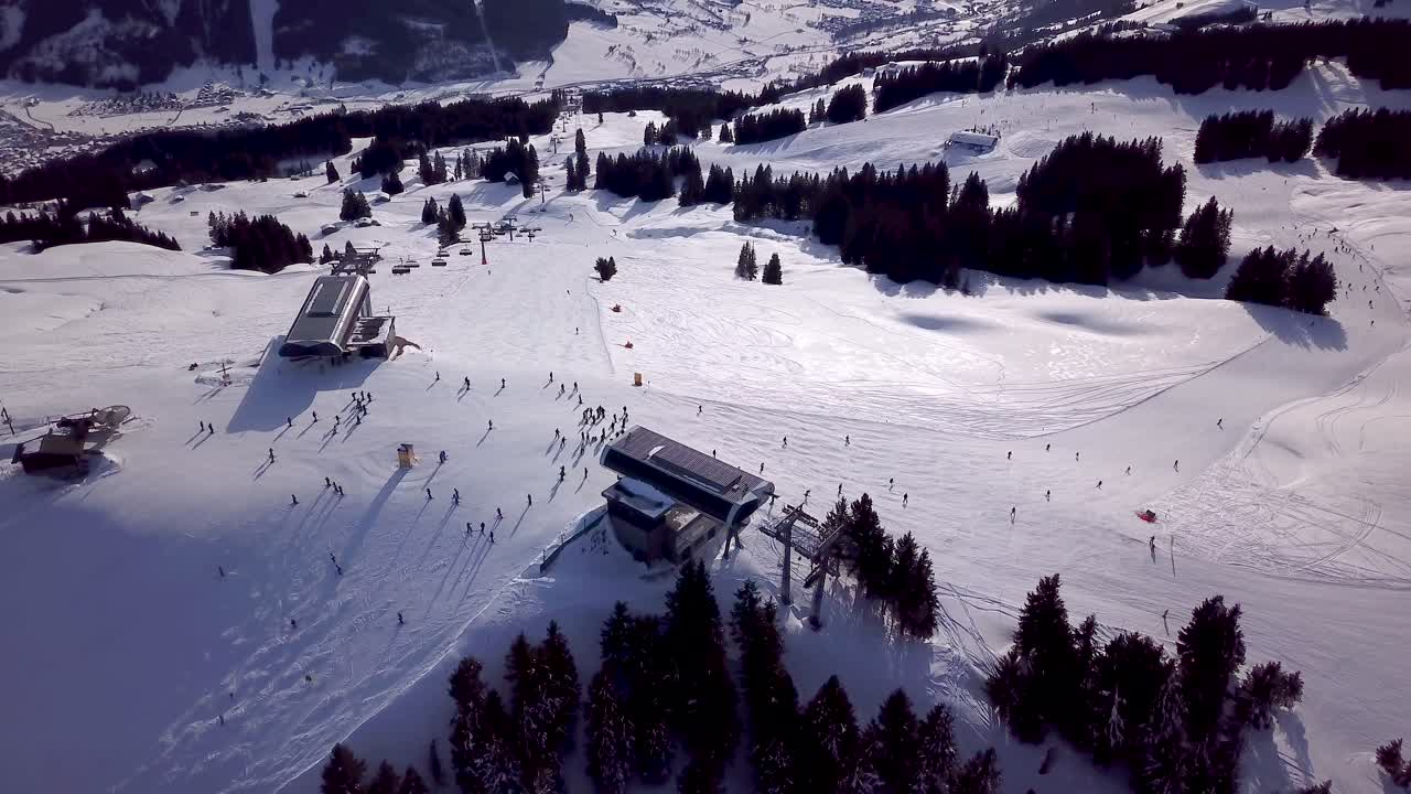 vista aérea de una pista de esquí en una estación de esquí en los alpes tiroleses en austria