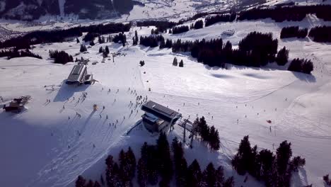 Vista-Aérea-De-Una-Pista-De-Esquí-En-Una-Estación-De-Esquí-En-Los-Alpes-Tiroleses-En-Austria