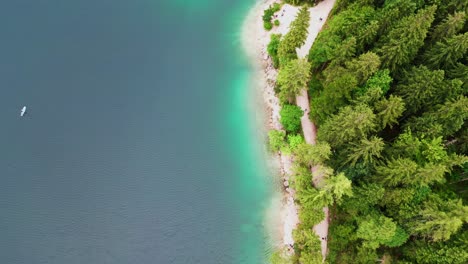 Blick-Von-Oben-Auf-Das-Ufer-Des-Eibsees-In-Den-Bayerischen-Alpen-Mit-Grün-Gefärbtem-Wasser,-Stand-Up-Paddel-Im-Seewasser,-Deutschland