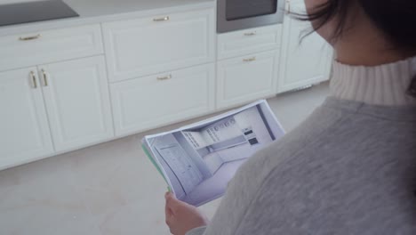 mudándose a una nueva casa mujer con diseño de cocina proyecto de muebles en un nuevo apartamento