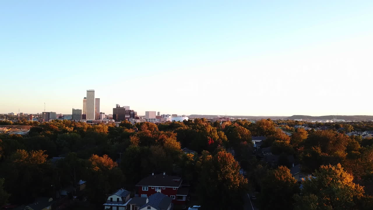 하늘과 일몰이 있는 시골의 시골 주택 지역