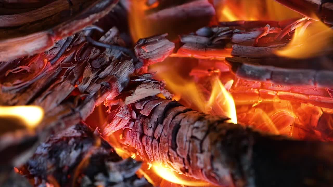 llamas de fuego sobre un fondo negro