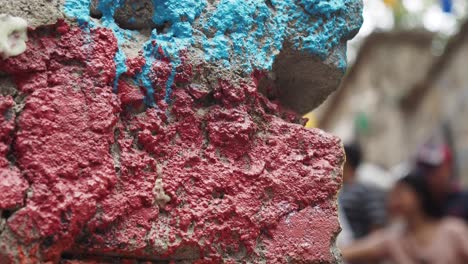 detalle de la pared pintado con personas en el fondo