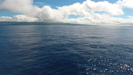 vôo curto sobre o oceano com uma ilha ao longe