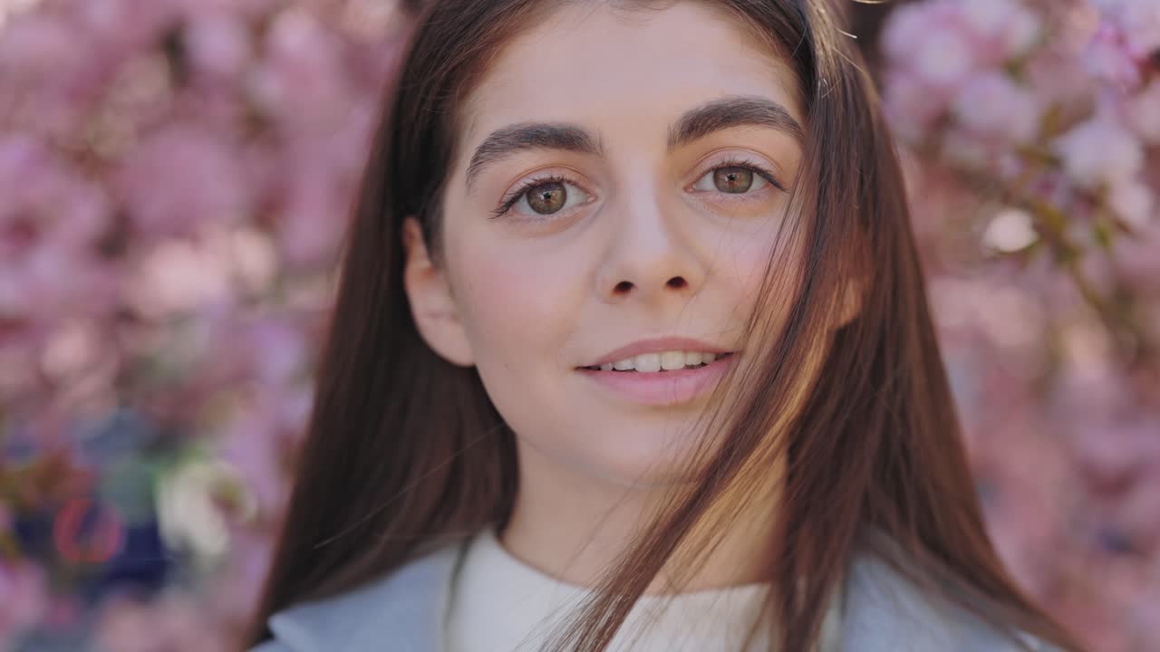 체리 꽃 나무 에 있는 여자