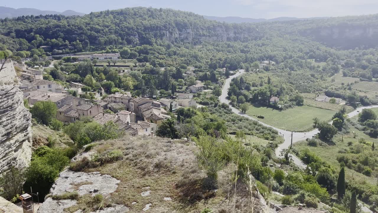 viejo pueblo francés en una colina con un amplio paisaje con la naturaleza y las flores en el horizonte