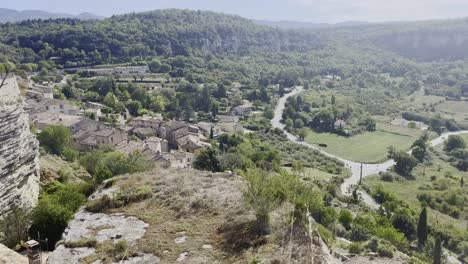 Altes-Französisches-Dorf-Auf-Einem-Hügel-Mit-Einer-Weiten-Landschaft-Mit-Natur-Und-Blumen-Am-Horizont