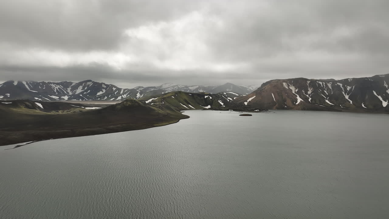 아이슬란드 하이랜드 (icelandic highlands) 에 있는 랜드만라우가라 (landmannalaugar) 근처의 호수.