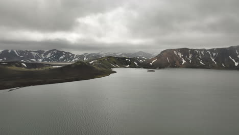 Lago-De-Las-Tierras-Altas-De-Islandia-Cerca-De-Landmannalaugaratoma-Aérea