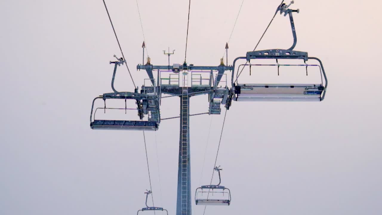 겨울 오후에 조지아 구다우리 스키 리조트에 하얀 안개 그라데이션 배경이 있는 8인용 스키 리프트