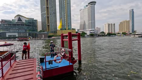 chao phraya river cruise in bangkok