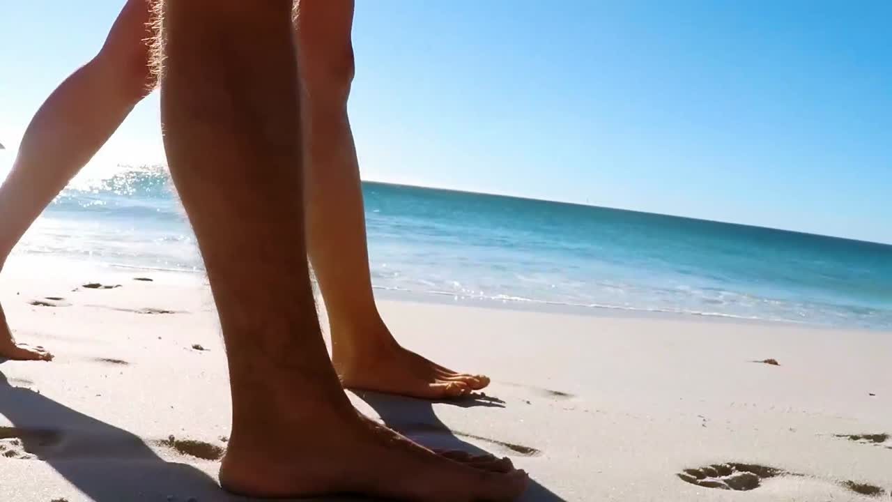 Una coppia che cammina insieme sulla spiaggia