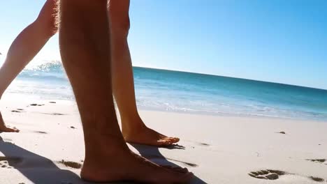 Paar-Geht-Gemeinsam-Am-Strand-Spazieren