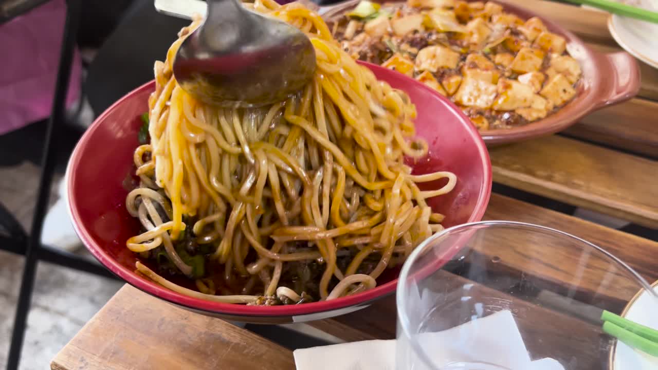 중국 음식 혼합 시추안 향신료 은 리 오일 은 고기 그 四川擔擔?