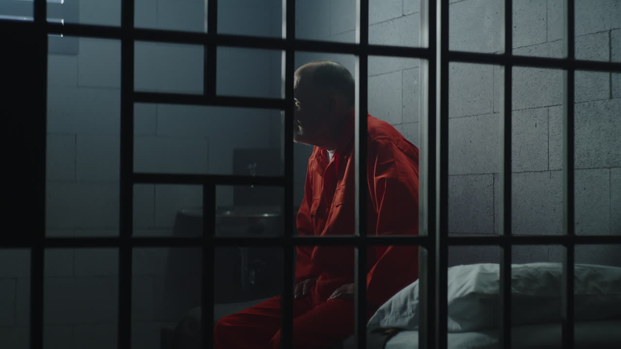 dos presos culpables hablan en el centro de detención