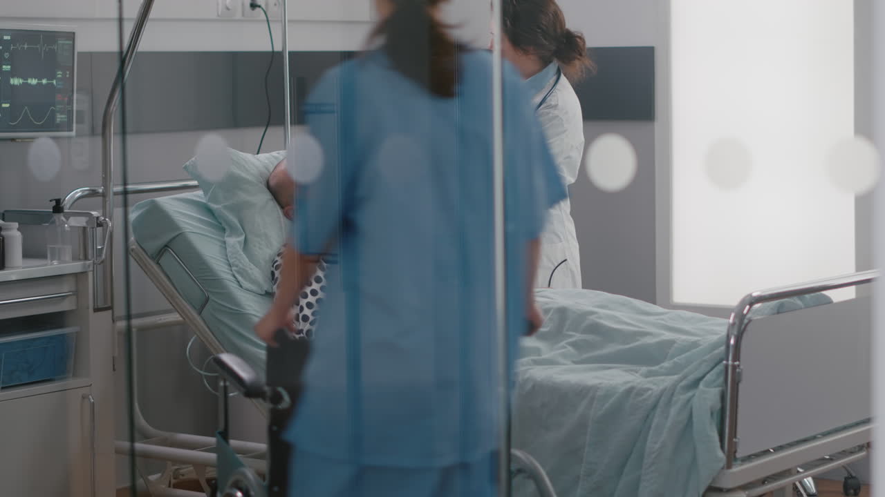 equipo médico monitoreo del paciente vital control de la frecuencia cardíaca ayudando con líquidos