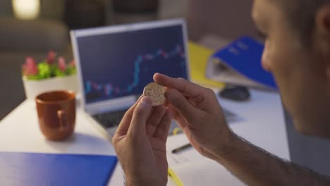 hombre examinando bitcoin.