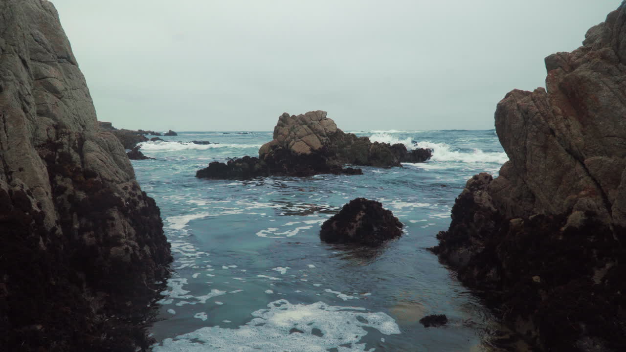 Vista da una bellissima insenatura rocciosa sulle onde a Monterey, California, formazioni rocciose 4k