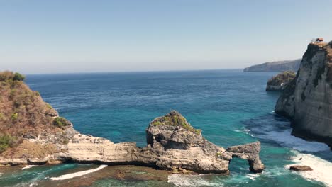 印尼努薩佩尼達島的阿圖海灘 (atuh beach) 的空中景色