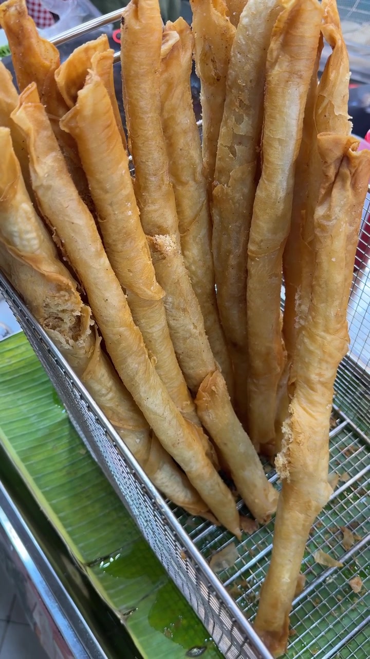 Lumpia Renyah yang Baru Digoreng dalam Keranjang Logam