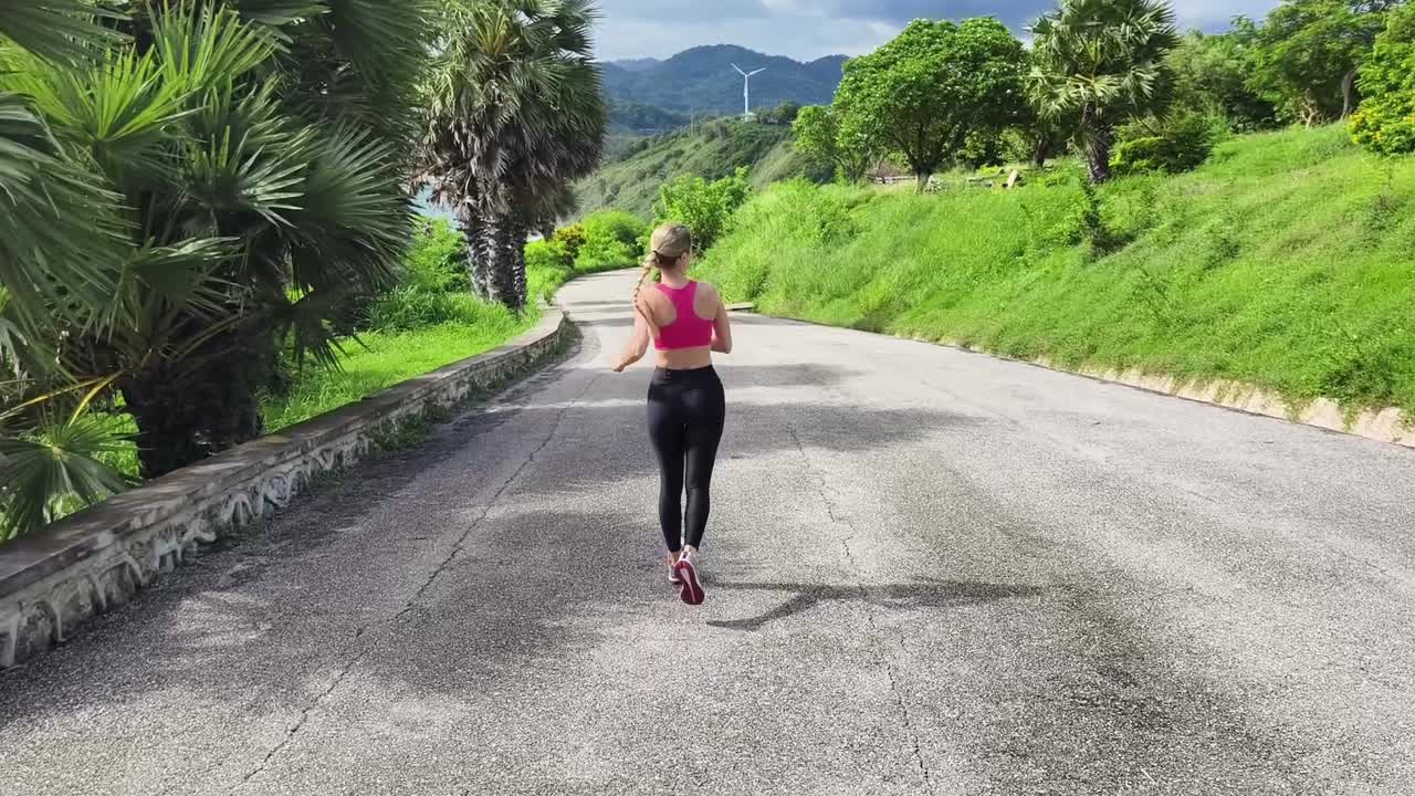 Donna che corre su una strada panoramica