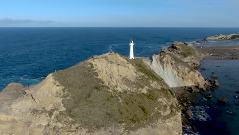 torre del faro en castlepoint rock en nueva zelanda, retirada aérea de drones