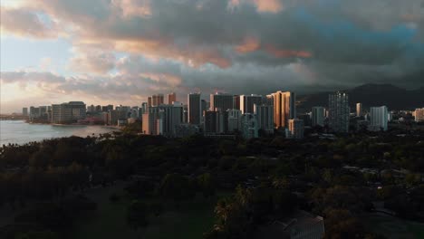 Aerial-drone-footage-of-Honolulu,-Hawaii