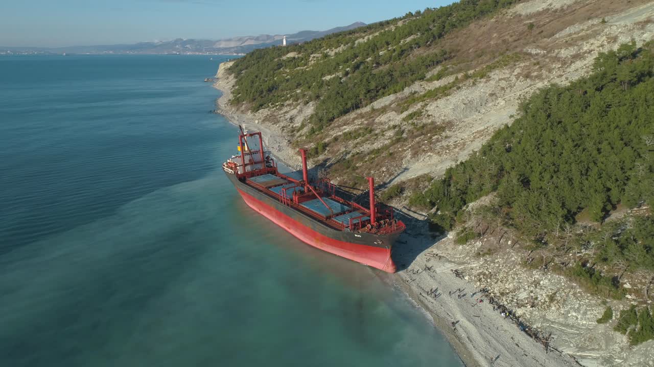 buque de carga dañado en la costa