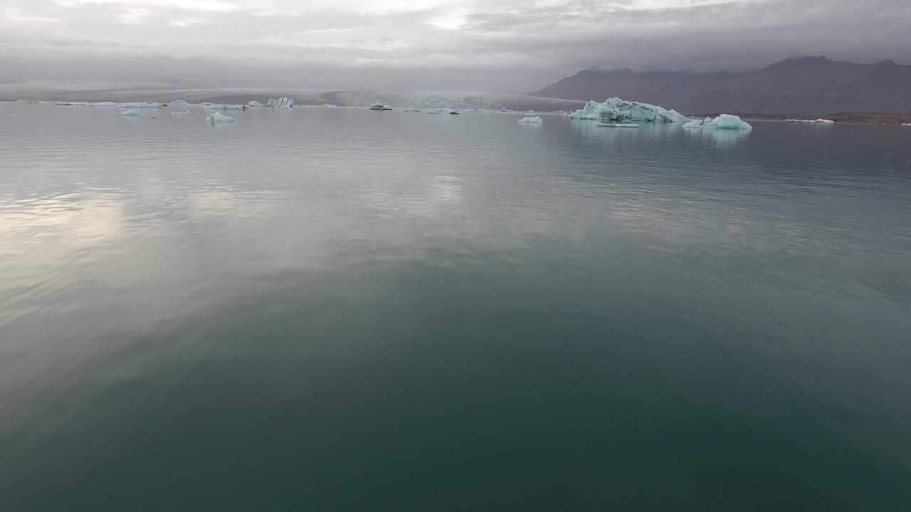 드론이 조살론 상공을 낮은 고도에서 날아다니고 있다.