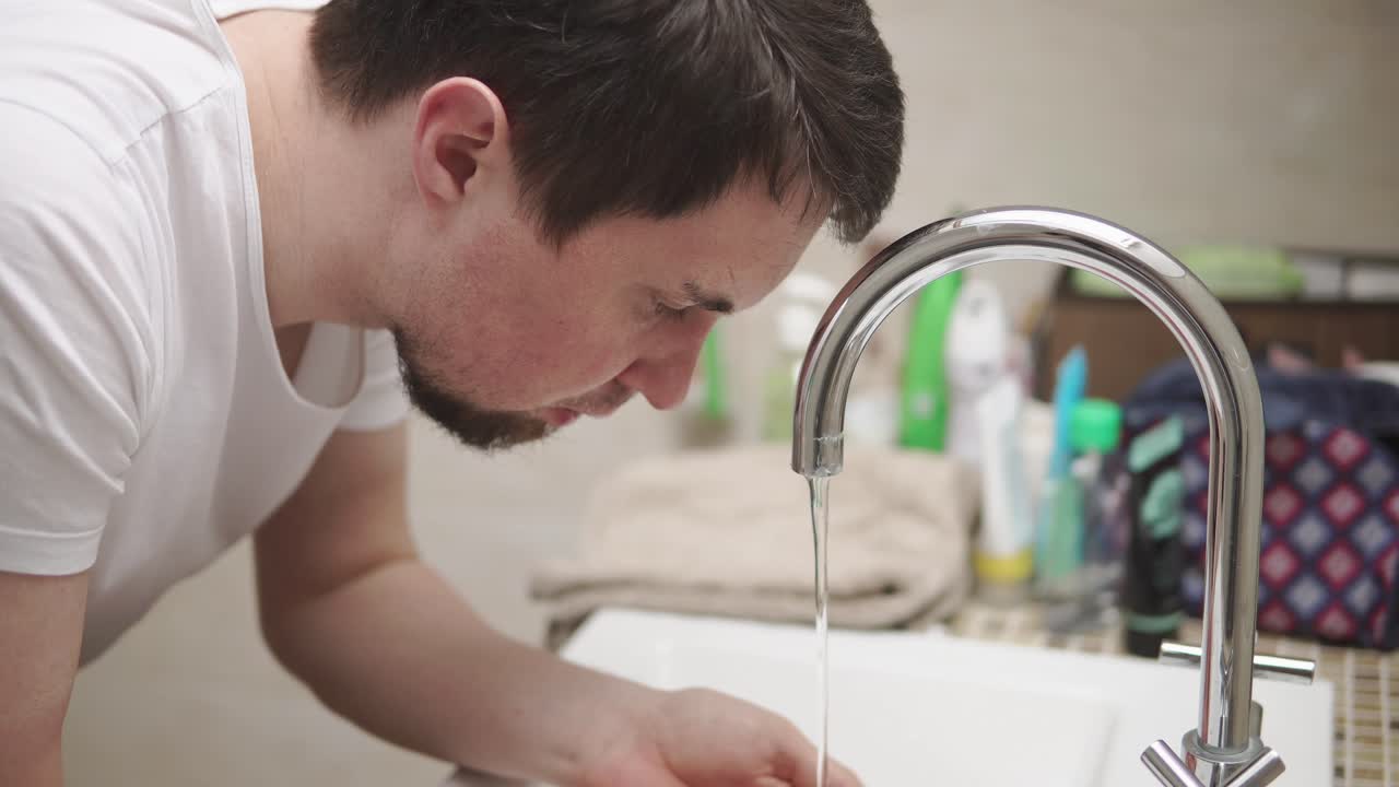 얼굴을 는 남자