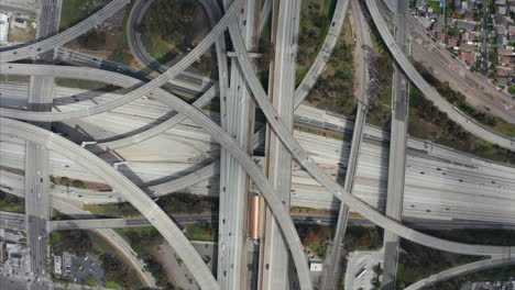 Antena:-Espectacular-Fotografía-Cenital-De-La-Autopista-Judge-Pregerson-Que-Muestra-Varias-Carreteras,-Puentes,-Autopistas-Con-Poco-Tráfico-De-Automóviles-En-Los-Ángeles,-California,-En-Un-Hermoso-Día-Soleado