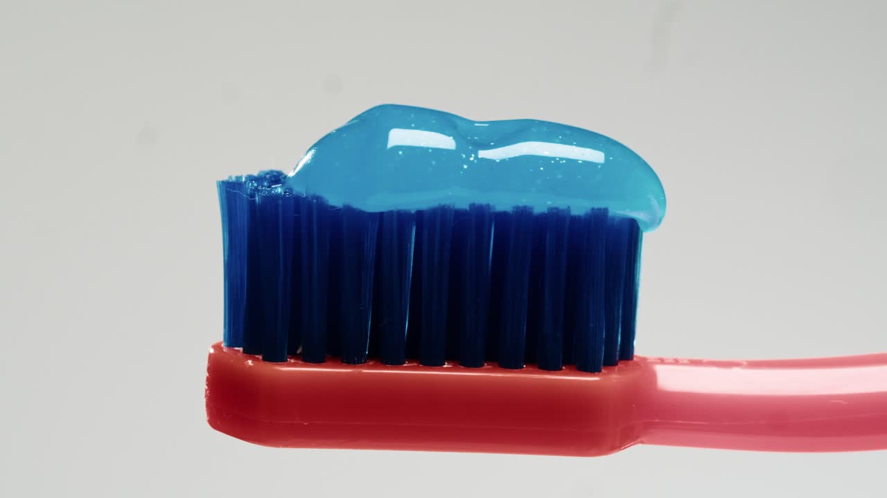 primer plano de un cepillo de dientes con pasta de dientes