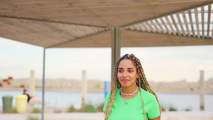 Duas mulheres a abraçar-se.