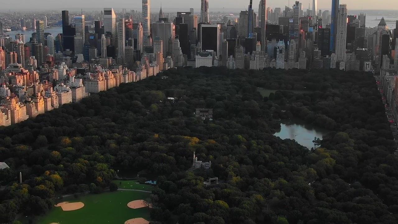 Vista a volo d'uccello di Central Park e dello skyline di New York al tramonto