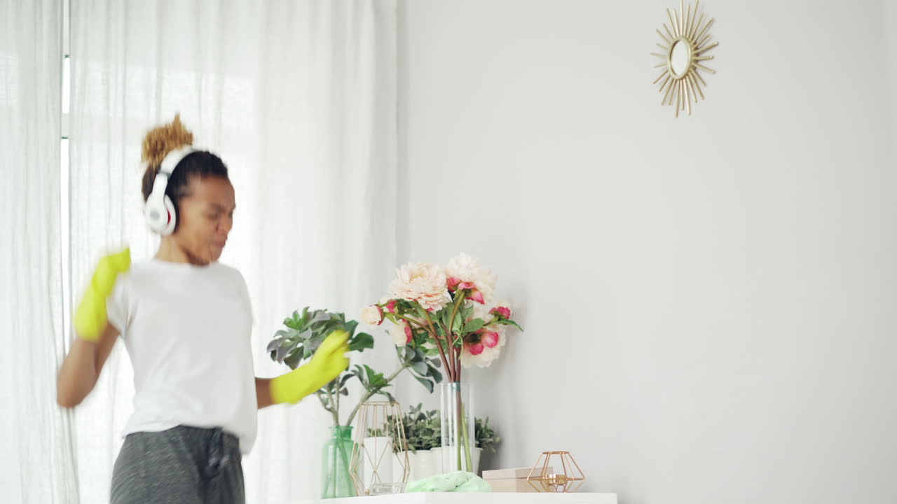 청소하는 여자와 춤추는 여자