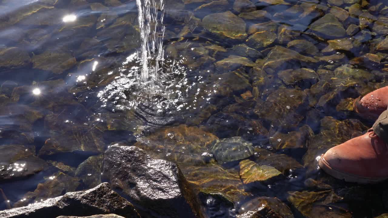 노르웨이 피요르드에서 비닐봉지를 제거하는 사람