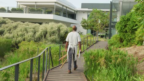 video de hombres africanos americanos felices caminando en el jardín