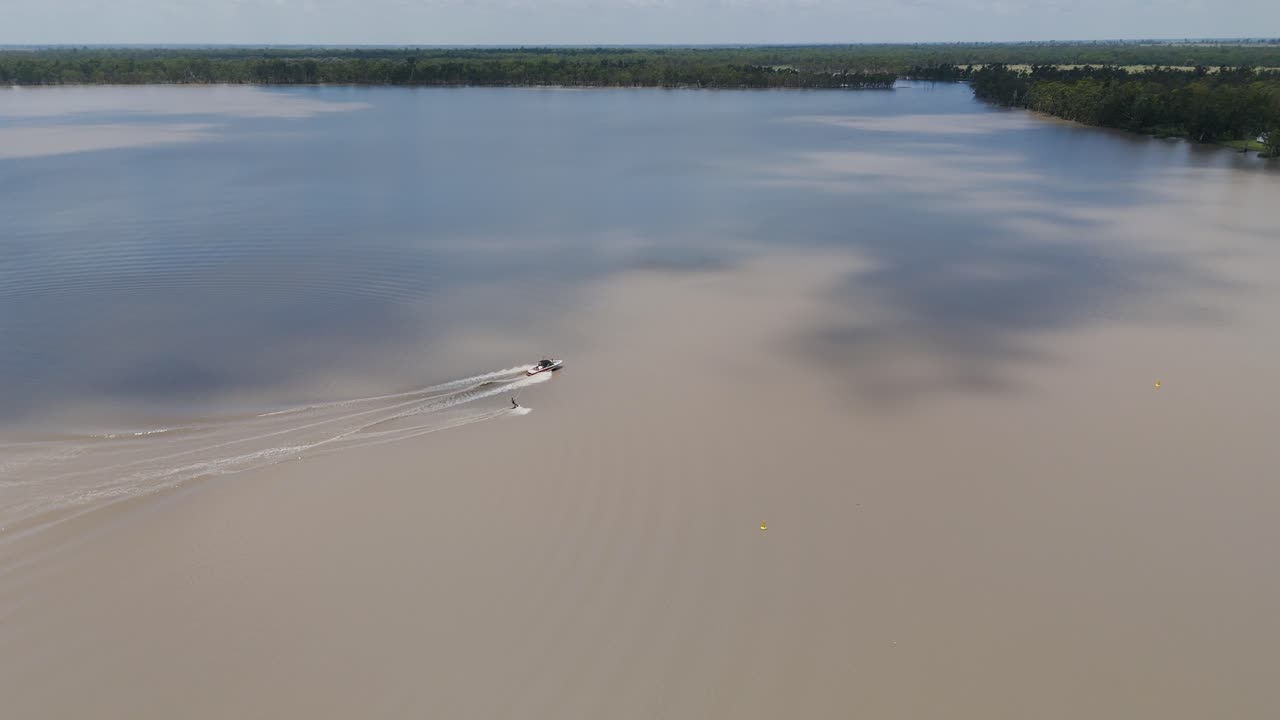 평온 한 호수 표면 을 가로질러 미끄러지는 스피드 보트