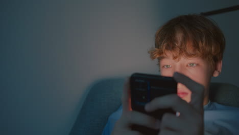 adolescente usando el teléfono inteligente por la noche