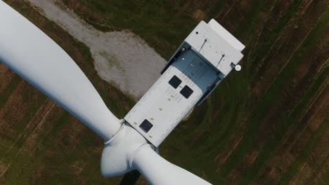 Vista-De-Arriba-Hacia-Abajo-De-La-Turbina-Eólica-Desde-Un-Dron-Girando-Para-Su-Inspección,-Primer-Plano