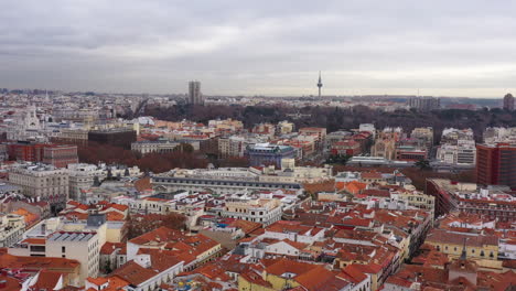 Niedrige-Luftaufnahme-über-Den-Dächern-Des-öffentlichen-Parks-Von-Madrid-Und-Der-Antenne-Im-Hintergrund-Spanien