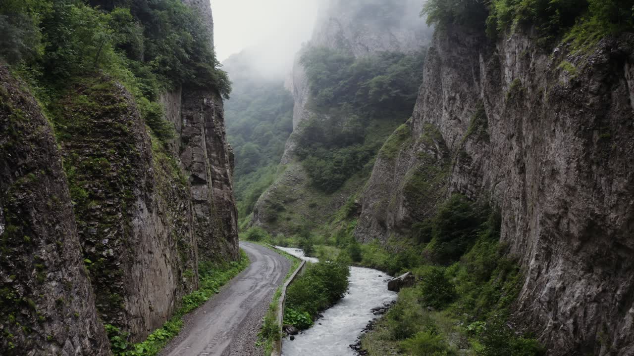 cañón de montaña con río y carretera