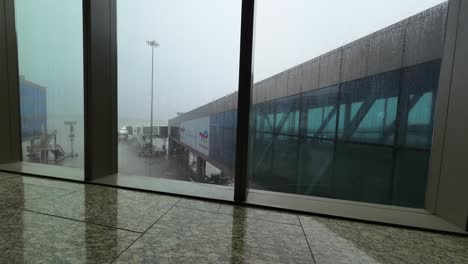 Flughafen-Aerobridge-Für-Bordflug,-Weite-Sicht-Auf-Regen-Im-Internationalen-Flughafen-Chhatrapati-Shivaji-Maharaj-In-Mumbai,-Zeitraffer