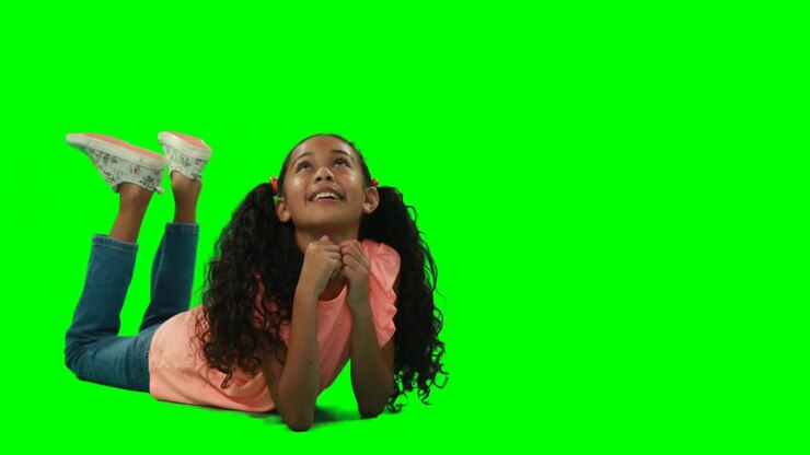 Ragazza sorridente che tocca uno schermo digitale 4k