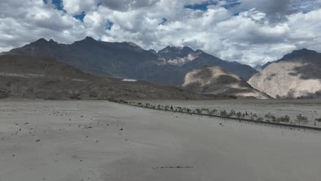 vista aérea del desierto de sarfaranga con una carretera vacía y montañas desérticas en el fondo