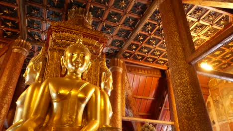 Gran-Estatua-Dorada-De-Buda-Ubicada-En-El-Famoso-Templo-Wat-Phumin,-Provincia-De-Nan,-Tailandia